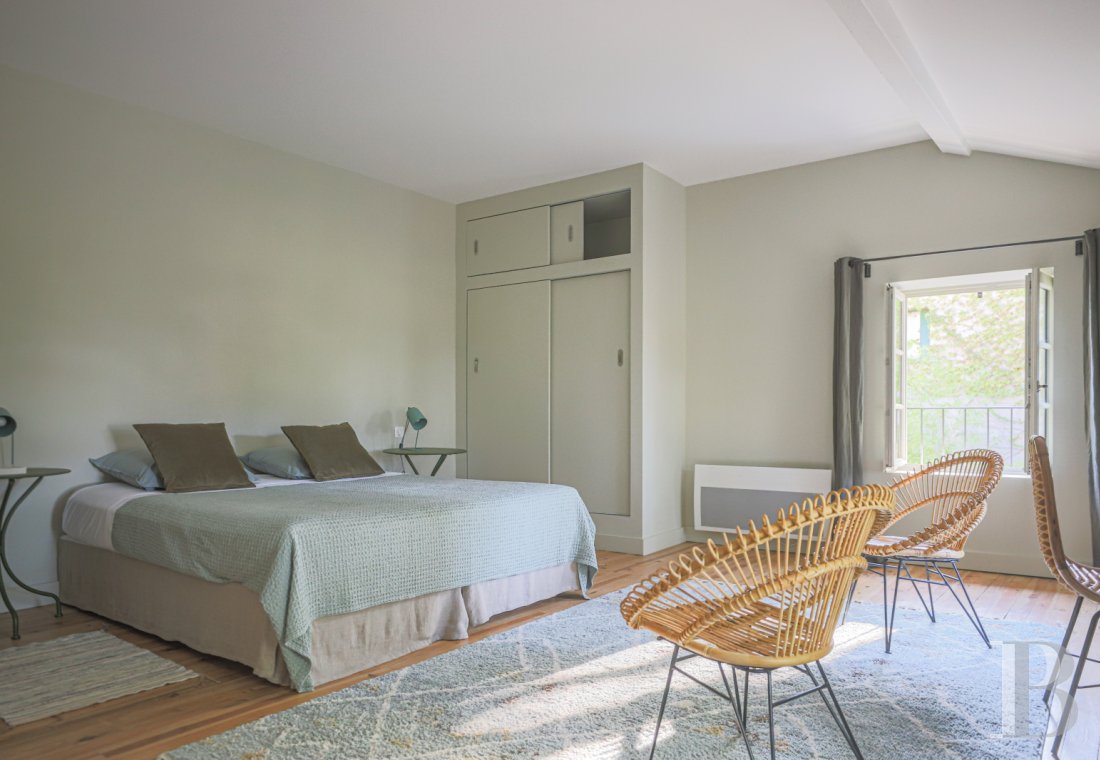 Dans le Vaucluse, au sud-est de Cairanne, une maison dédiée à la villégiature au cœur d’un domaine viticole  - photo  n°10